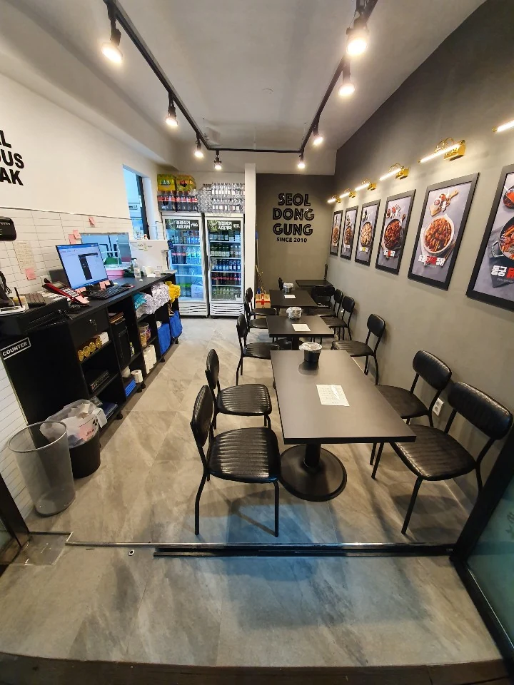 동궁찜닭 서울홍제점 · 매장 내부 좌석