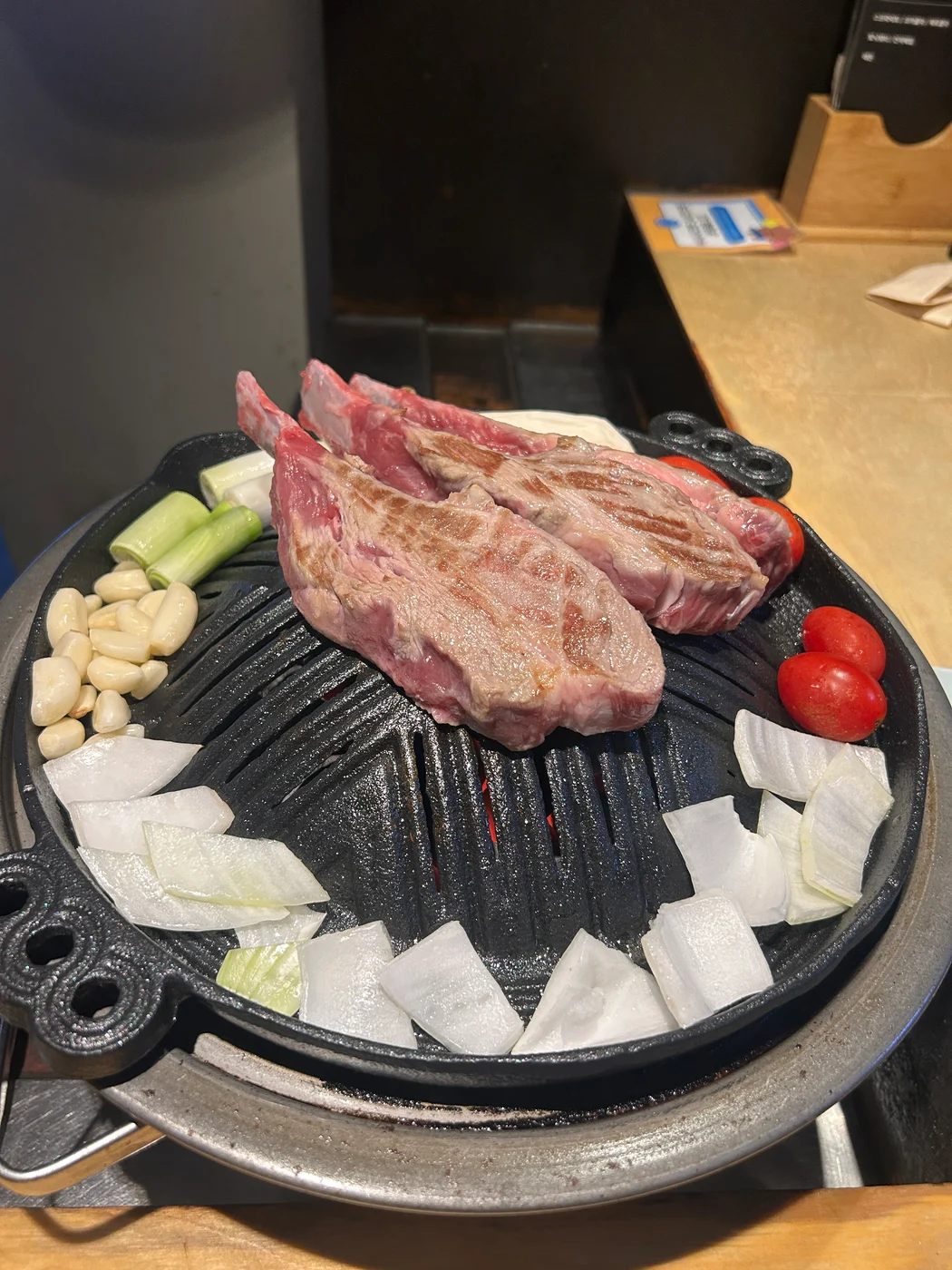 라무진 시흥배곧점의 화로 위 양갈비와 채소